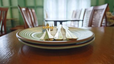 Boş tabak, kaşık, çatal, tabakta, ahşap zemin. ön görünüm.