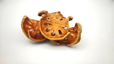 Beyaz zemin üzerinde kuru Bael Meyve Çayı (Aegle marmelos) izole.