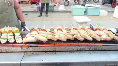 Enoki mantarları ızgarada domuz pastırmasına sarılmış şiş mantarlar.. 