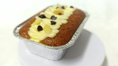 Beyaz arka planda muzlu krem peynir.