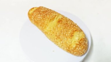  Beyaz arka plan üzerinde izole susam ile ekmek.