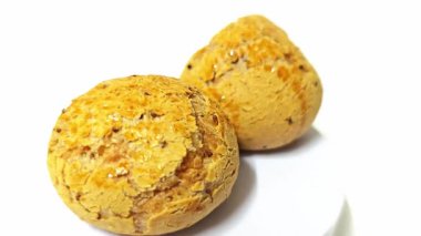 Beyaz arka planda izole edilmiş yuvarlak sandviç ekmeği..