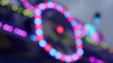Eğlence fuarındaki ışıkların bulanık Bokeh görüntüsü