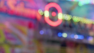 Eğlence fuarındaki ışıkların bulanık Bokeh görüntüsü