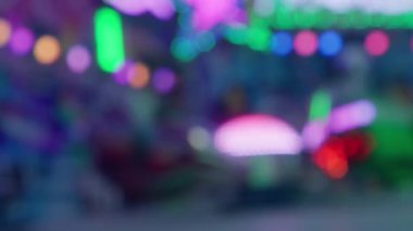 Eğlence fuarındaki ışıkların bulanık Bokeh görüntüsü
