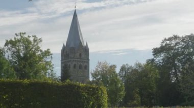 Erwitte St. Laurentius Kilisesi 4K Klip 'i Gimbal ile muhteşem bir ışık altında