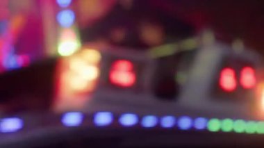 Eğlence fuarındaki ışıkların bulanık Bokeh görüntüsü