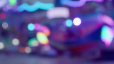 Eğlence fuarındaki ışıkların bulanık Bokeh görüntüsü