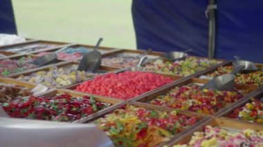 Eğlence fuarında satılan tezgahlarda devasa şeker satışı.