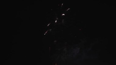 Gece gökyüzünde havai fişekler