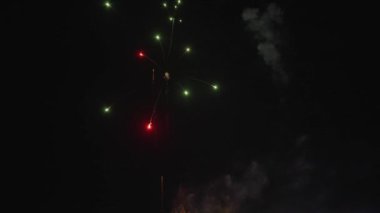 karanlık gökyüzünde havai fişek