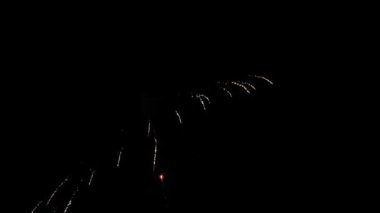 Gece gökyüzünde havai fişekler