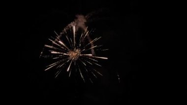 Siyah arka planda kıvılcımlar ve duman