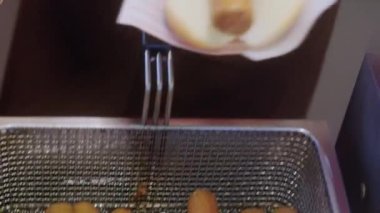 Kızarmış Frikandel Sosisi bir sosisli için pişirilir.