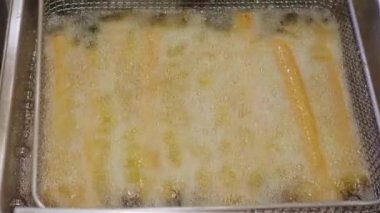 Kızarmış Frikandel Sosisi bir sosisli için pişirilir.