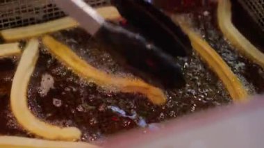 Kurabiye pişirirken sıcak yağa dönüşüyor.