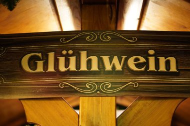 Gluehwein 'ın soğuk günlerde sıcak şarap servis ettiğini gösteren bir Noel pazarına imza atın.