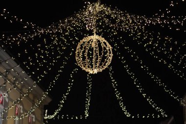 Karanlık arka planda Noel ışıkları