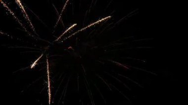 Havai fişekler yakından ve kişisel olarak, havai fişeklerin arasından uçarak inanılmaz renkler ve patlamalarla