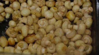 Tavada mantar kızartmak. Mantarlar kazanda kızarır. Kızarmış mantar.