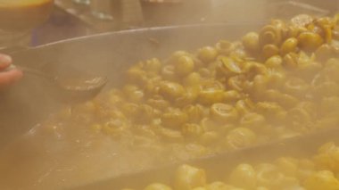 Sarımsak soslu mantar pişirme şampiyonu.