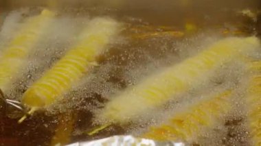 Mutfakta kızartılmış patates cipsi. Seçici odak.