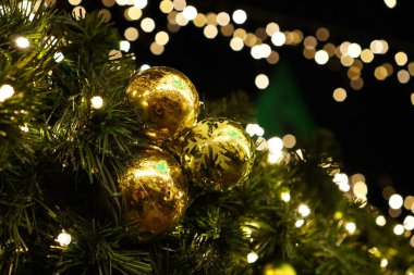 Güzel bir arka planı olan Noel ağacı süslemesi.