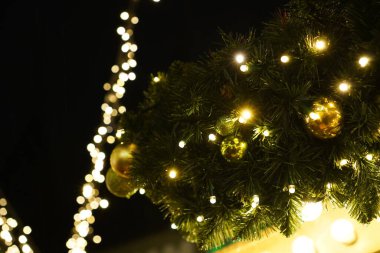 Güzel bir arka planı olan Noel ağacı süslemesi.