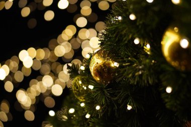 Güzel bir arka planı olan Noel ağacı süslemesi.