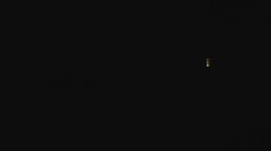 Karanlık bir arka planda yağmurlu bir günde gökyüzünden yıldırımlar yağar. Fırtınalı gökyüzü ile gerçek şimşek