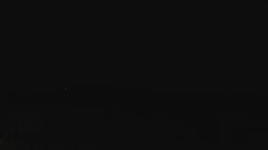 Karanlık bir arka planda yağmurlu bir günde gökyüzünden yıldırımlar yağar. Fırtınalı gökyüzü ile gerçek şimşek