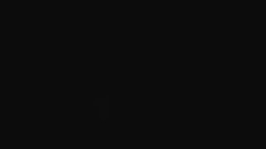 Karanlık bir arka planda yağmurlu bir günde gökyüzünden yıldırımlar yağar. Fırtınalı gökyüzü ile gerçek şimşek