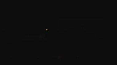 Karanlık bir arka planda yağmurlu bir günde gökyüzünden yıldırımlar yağar. Fırtınalı gökyüzü ile gerçek şimşek