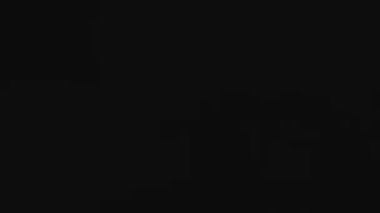 Karanlık bir arka planda yağmurlu bir günde gökyüzünden yıldırımlar yağar. Fırtınalı gökyüzü ile gerçek şimşek