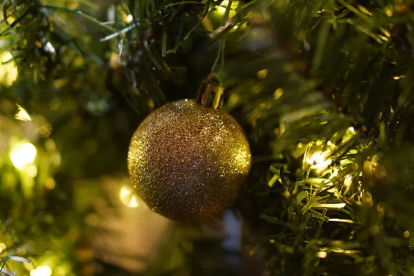 Yeni yıl, Noel geçmişi. Noel ağacı, hediyeli kutular, yeni yıl heykelcikleri ve dekorları.