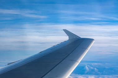 Uçak motoru ve gökyüzünde kanatlar