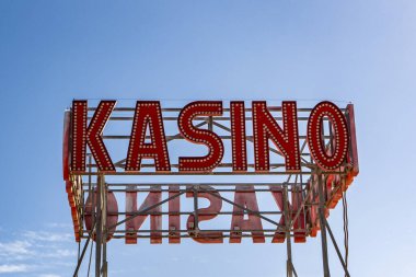 Alman dilinde kırmızı harfli gazino işareti