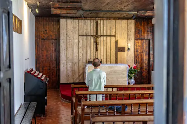 Erkekler Eski bir kilisede dua eder