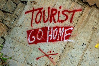 Turist evine gider. Toplu turizm kavramını durdur.