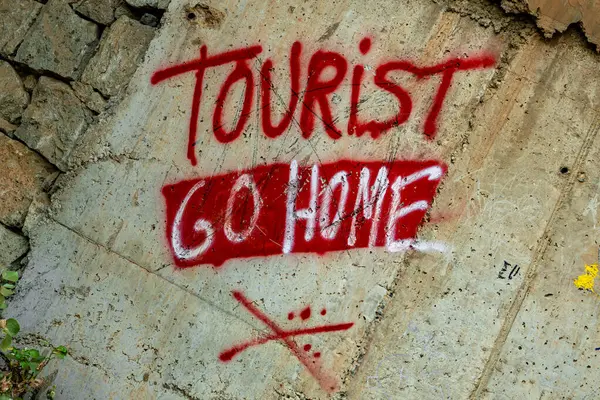 Turist evine gider. Toplu turizm kavramını durdur.