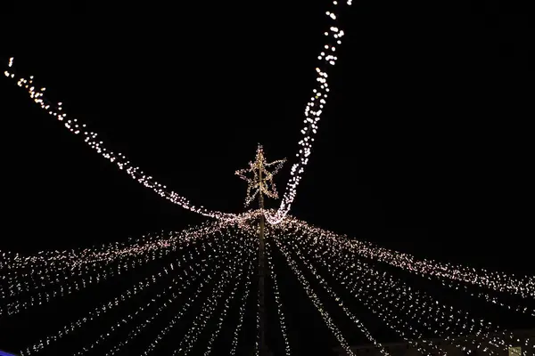 Karanlık arka planda Noel ışıkları