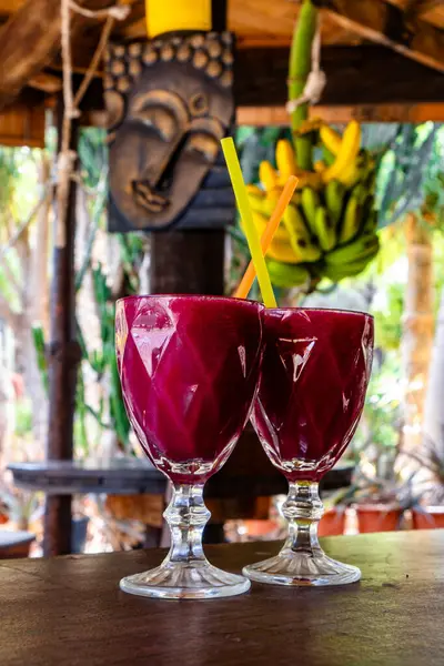 Dikenli Armut Suyu Bir Bardakta Muz ve Arkaplanda Buddah işareti.