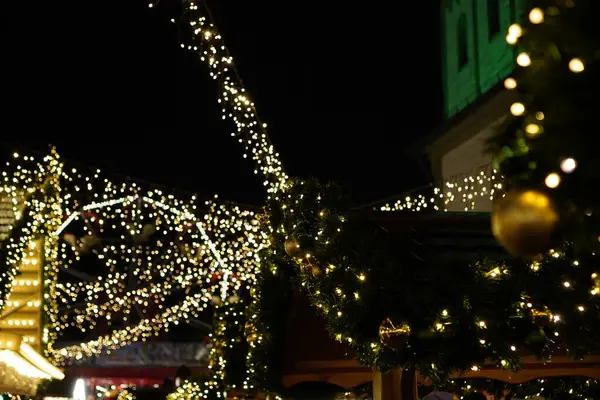 Noel ağacı da dahil pek çok ışık ve dekorasyonla dolu bir festival sahnesi. Işıklar yanıyor ve sıcak ve davetkar bir atmosfer yaratıyor. Dekorasyonlar tüm sahneye yayılmış.