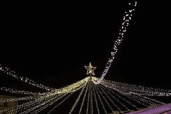 Karanlık arka planda Noel ışıkları