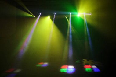 Üzerinde ışıklar parlayan karanlık bir oda. Işıklar yeşil ve sarı