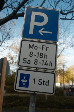 Sağı gösteren mavi bir ok ve üzerinde 