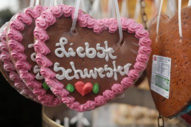 Pembe şekerli üç kalp şeklinde kurabiye ve üzerinde 