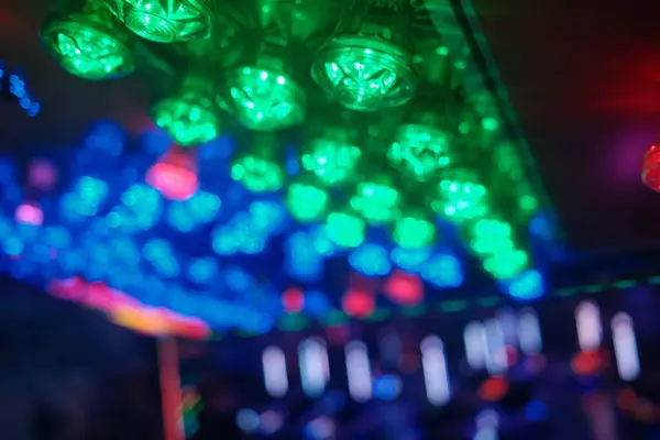 Mavi ve yeşil renkli neon ışıklı bir ekran. Işıklar öyle bir şekilde ayarlanmış ki, hepsi aynı anda parlıyor ve enerjik bir atmosfer yaratıyor.