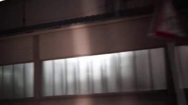 İçinden ışık geçen bir pencere. Işık duvarda bir gölge bırakıyor.