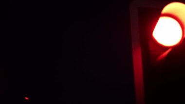 Ön planda kırmızı bir nesne olan siyah bir arkaplan. Kırmızı nesne bulanık ve parlak bir etkisi var. Görüntüde gizemli ve rüya gibi bir his var.